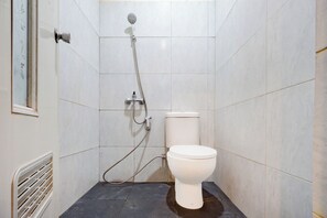 Habitación básica doble | Baño | Ducha y toallas