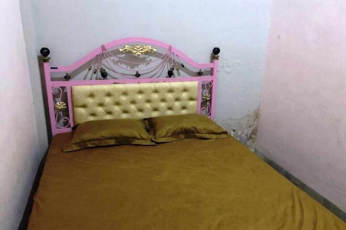 Laptop workspace, free WiFi, bed sheets