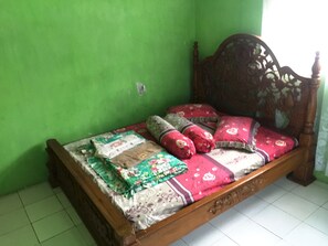 Espacio para trabajar con laptop, wifi gratis y ropa de cama