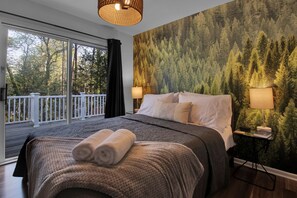 5 bedrooms, desk, iron/ironing board, travel crib