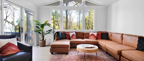 Smart-TV, Kamin, Tischtennisplatte, Bücher