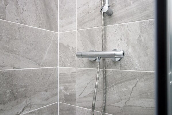 Bathroom - Brierley Court by Tŷ SA (Brierley Hill)