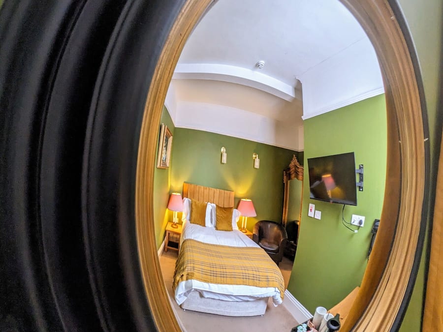 Iron/ironing board, free WiFi, bed sheets