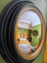 Tabla de planchar con plancha, wifi gratis, ropa de cama