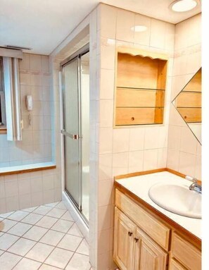Shower, hair dryer, towels, soap - Beautiful house on the lake (Coventry)