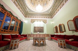 高级套房 | 客房内保险箱、办公桌、隔音、熨斗/熨板