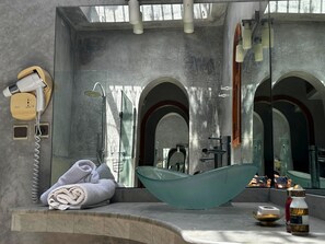 Superior-Suite | Badezimmer | Kostenlose Toilettenartikel, Haartrockner, Bademäntel, Hausschuhe