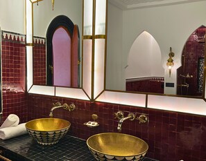 Suite Superior | Kamar mandi | Perlengkapan mandi gratis, pengering rambut, jubah mandi, dan sandal