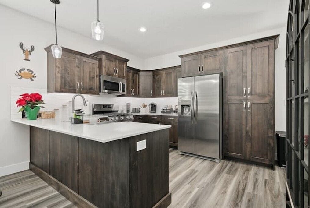 Jääkaappi, mikroaaltouuni, uuni, liesi