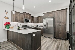 Fridge, microwave, oven, stovetop - Meridian home close to Boise river & the Greenbelt
(Meridian)