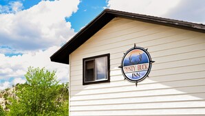 Un edificio rústico con un letrero que dice "Rusty Buck Inn".