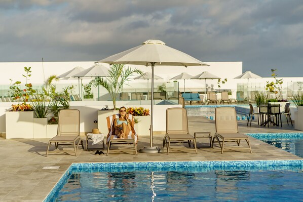 4 piscines extérieures, parasols de plage, chaises longues