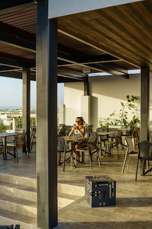 Bar en bord de piscine