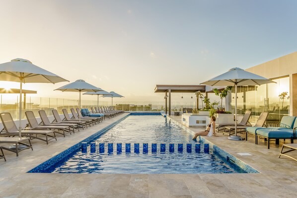 4 outdoor pools, open 9:00 AM to 10:00 PM, pool umbrellas, pool loungers - Ipana 1 BR (Playa del Carmen)