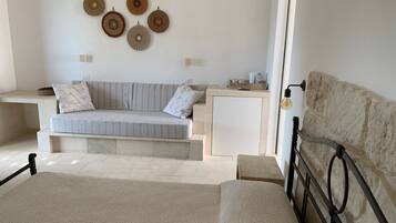 Deluxe Room | Free minibar items, desk, iron/ironing board, travel crib