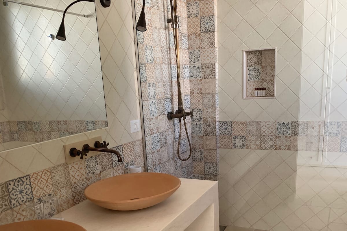 Chambre Deluxe | Salle de bain | Douche, douche à « effet pluie », sÚche-cheveux, peignoirs