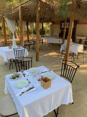 Buffet déjeuner gratuit tous les jours