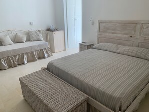 デラックス ルーム | ミニバーのアイテム (無料)、デスク、アイロン / アイロン台、旅行用ベビーベッド