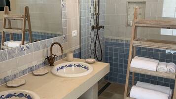 Deluxe Room | Bathroom | Shower, rainfall showerhead, hair dryer, bathrobes
