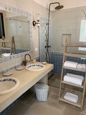 Quarto luxo | Banheiro | Chuveiro, chuveiro com efeito de chuva, secador de cabelo 