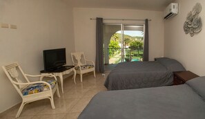 Tabla de planchar con plancha y ropa de cama 