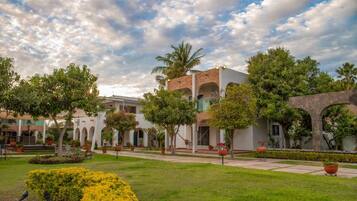 Vista frontal de la propiedad