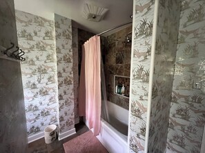 Een douche, een haardroger, handdoeken, zeep