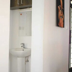 Haartrockner, Handtücher, Seife, Shampoo