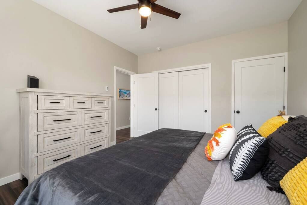 4 bedrooms, iron/ironing board, WiFi, bed sheets