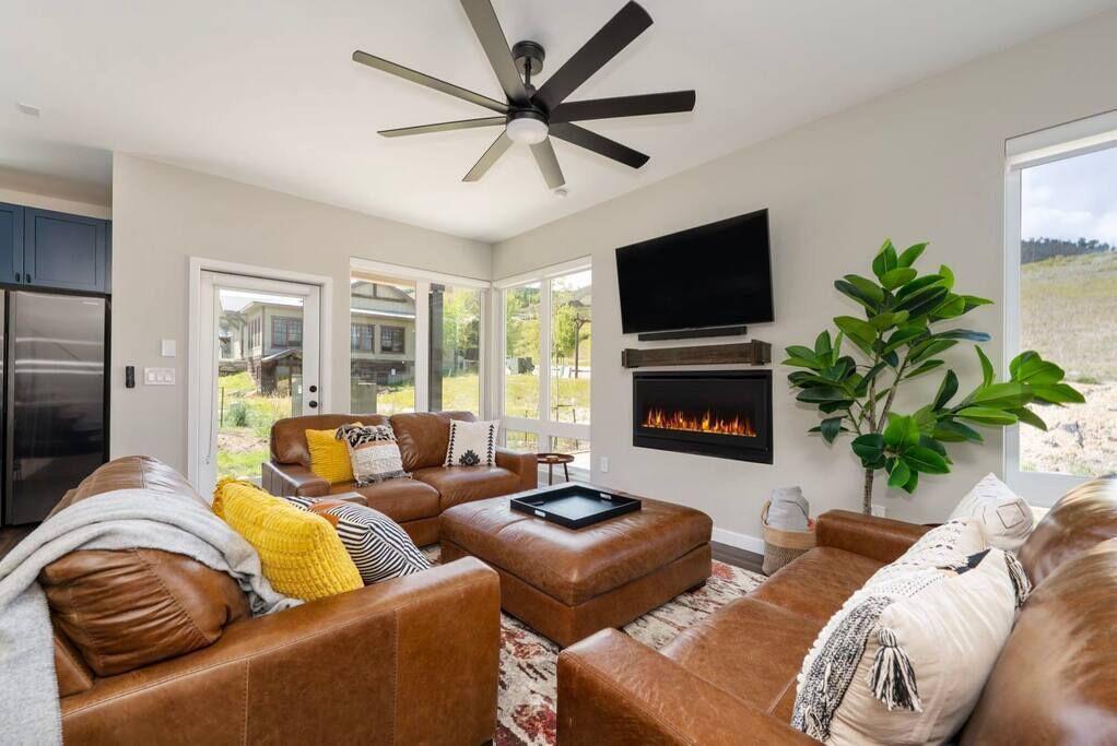 电视、壁炉、书