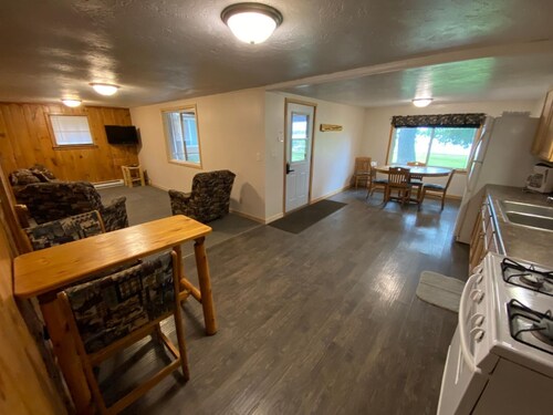 Cabin 1 with Queen size bdroom and twin beds bdroom