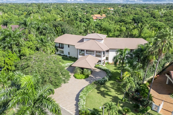 Embrace paradise at the entrance of this stunning villa.