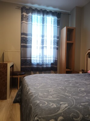 Basic Single Room, 1 Double Bed - Hôtel Azur (Paris)