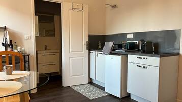 Kühlschrank, Mikrowelle, Wasserkocher mit Kaffee-/Teezubehör, Toaster