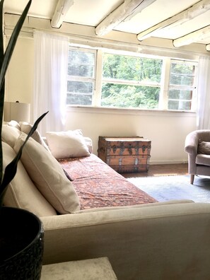 Living area - HeART Barn, 35-60 m. to skiing @ Mt. Snow, Stratton, Okemo, Magic & Bromley (Dummerston)