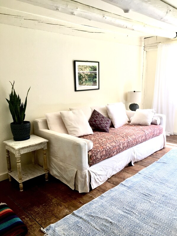 Living area - HeART Barn, 35-60 m. to skiing @ Mt. Snow, Stratton, Okemo, Magic & Bromley (Dummerston)