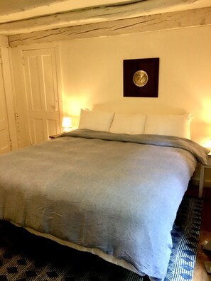 1 bedroom, iron/ironing board, free WiFi, bed sheets - HeART Barn, 35-60 m. to skiing @ Mt. Snow, Stratton, Okemo, Magic & Bromley (Dummerston)
