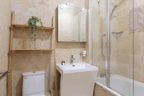 Apartment | Bathroom amenities | Free toiletries, hair dryer, towels, soap - Comfortable 2 Bed Apartment by Tower Bridge (London)