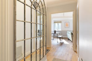 Interior detail - Comfortable 2 Bed Apartment by Tower Bridge (London)