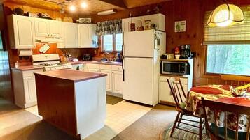 Microondas, horno, parrilla de estufa y cafetera y tetera