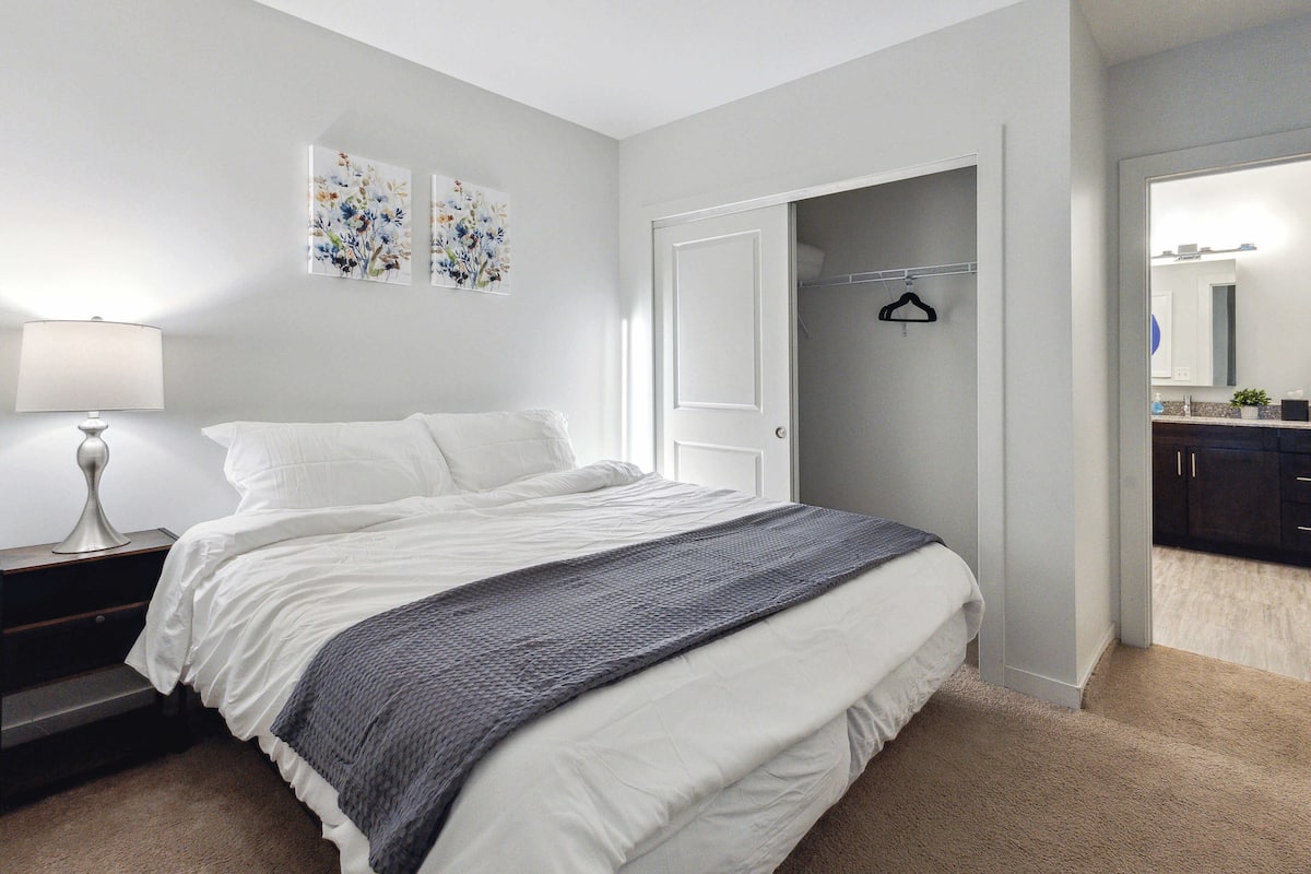 2 bedrooms, premium bedding, iron/ironing board, free WiFi