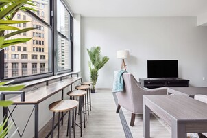 舒适公寓 | 起居区 | 70-英寸智能电视（配备数码频道）