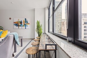 Apartamento Confort | Zona de estar | Smart TV de 70 pulgadas con canales digitales