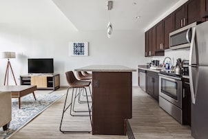 Apartamento Deluxe | Cocina privada | Frigorífico, microondas, horno y placa de cocina