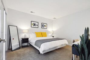 Comfort Apartment | 2 bedrooms, premium bedding, iron/ironing board, free WiFi - Executive Downtown Retreat (Detroit)