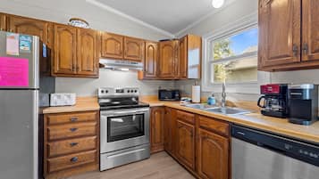 Refrigerador, microondas, horno y parrilla de estufa