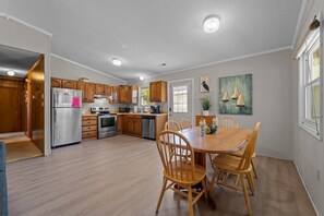 Kylskåp, mikrovågsugn, ugn och spishäll