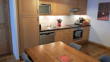 Appartement Supérieur | Coin cuisine privé | Grand réfrigérateur, micro-ondes, four, plaque de cuisson