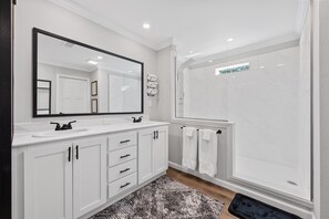 Douche, sèche-cheveux, serviettes fournies, savon