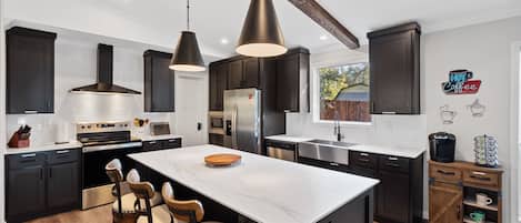 冷蔵庫、電子レンジ、オーブン、コンロ